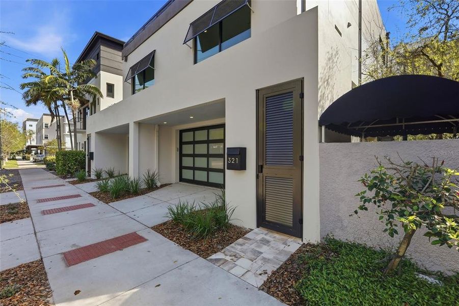 Exterior details and patio area of a home in , St. Petersburg (Image 33).