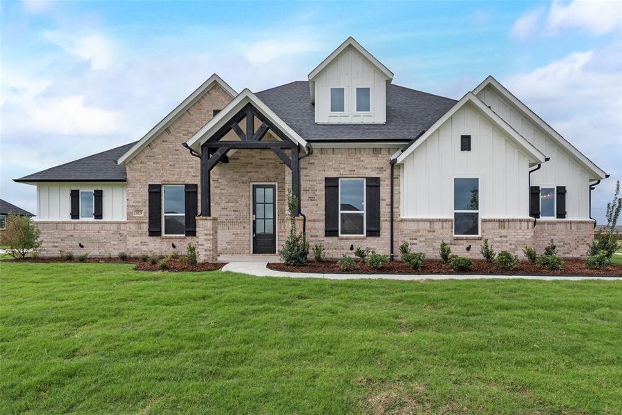 View of front of house featuring a front yard