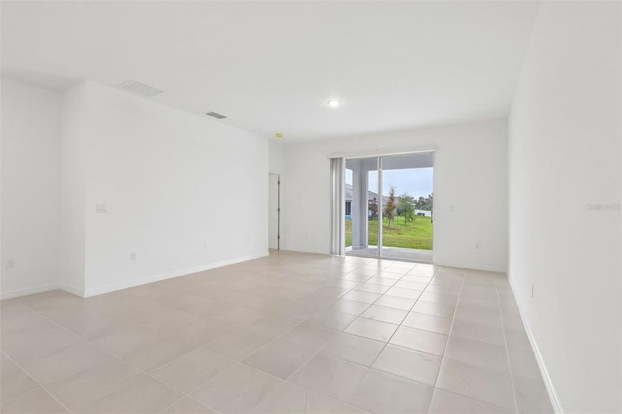 Spacious, unfurnished interior of a new home in Eagletail Landings, Howey-in-the-Hills (Image 40).