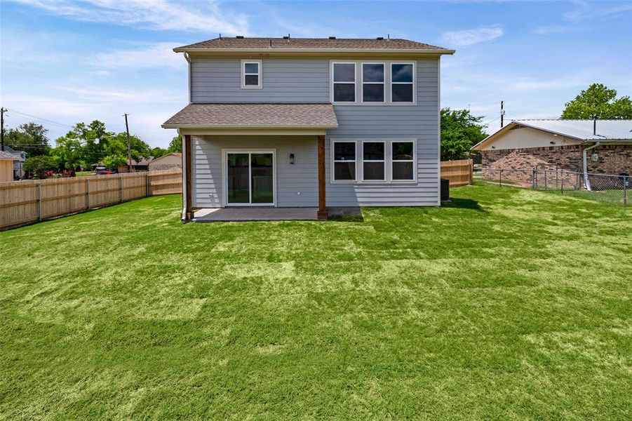 Exterior details and patio area of a home in , Granbury (Image 4).