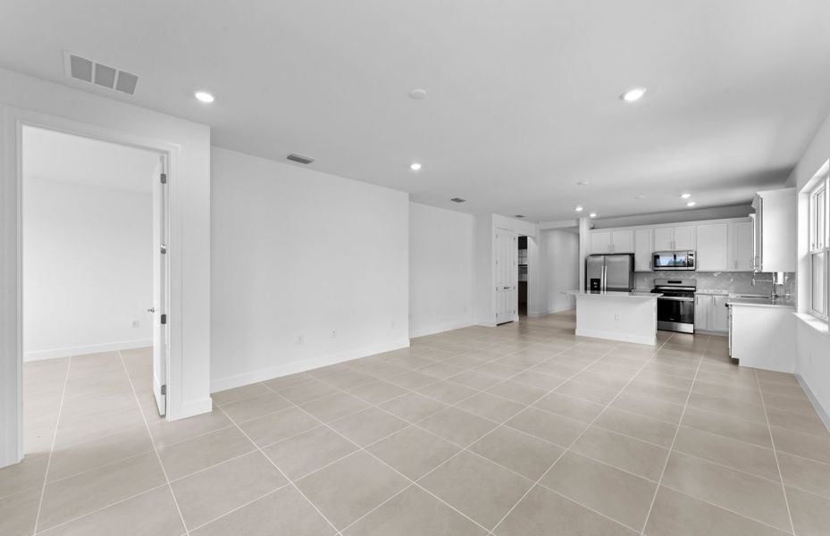 Spacious, unfurnished interior of a new home in TerraWalk at Babcock Ranch, Alva (Image 23).