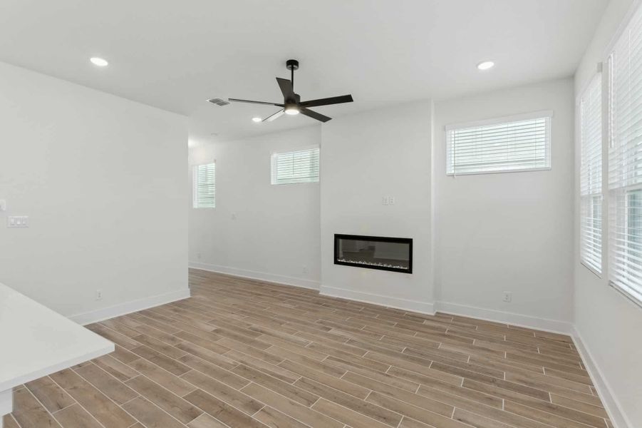 Spacious, unfurnished interior of a new home in Rose Hill, San Antonio (Image 15).