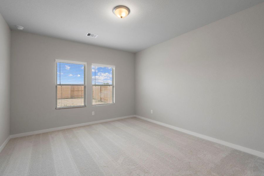 Spacious, unfurnished interior of a new home in River Ranch Trails, Dayton (Image 11).