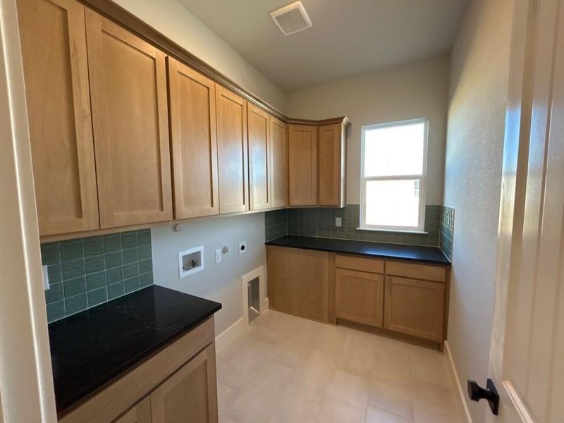 Furnished interior view inside a new home in Creekview Addition, Van Alstyne (Image 8).