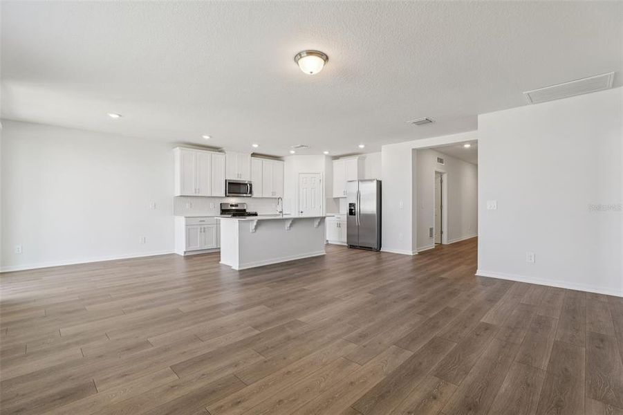Spacious, unfurnished interior of a new home in The Reserve at Twin Lakes, St. Cloud (Image 38).