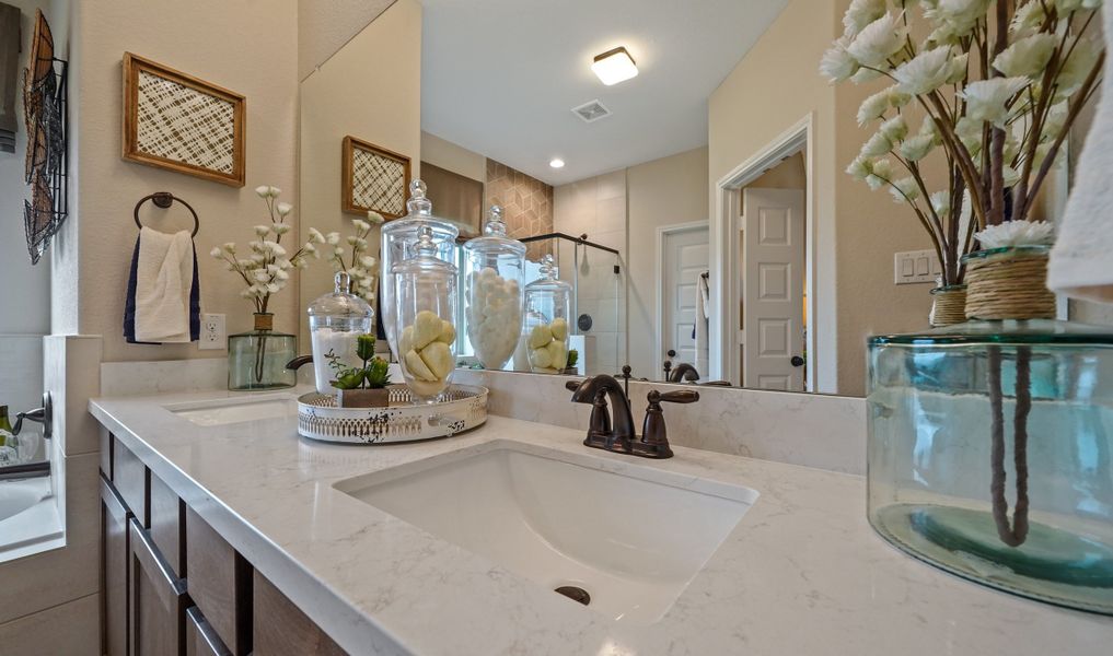 Double sinks in owner's bath