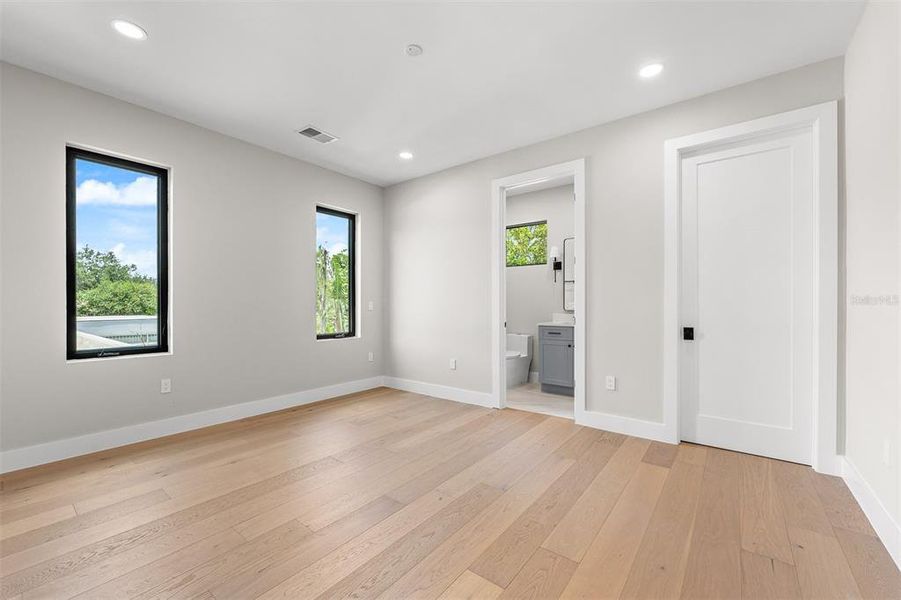 Spacious, unfurnished interior of a new home in , Orlando (Image 53).