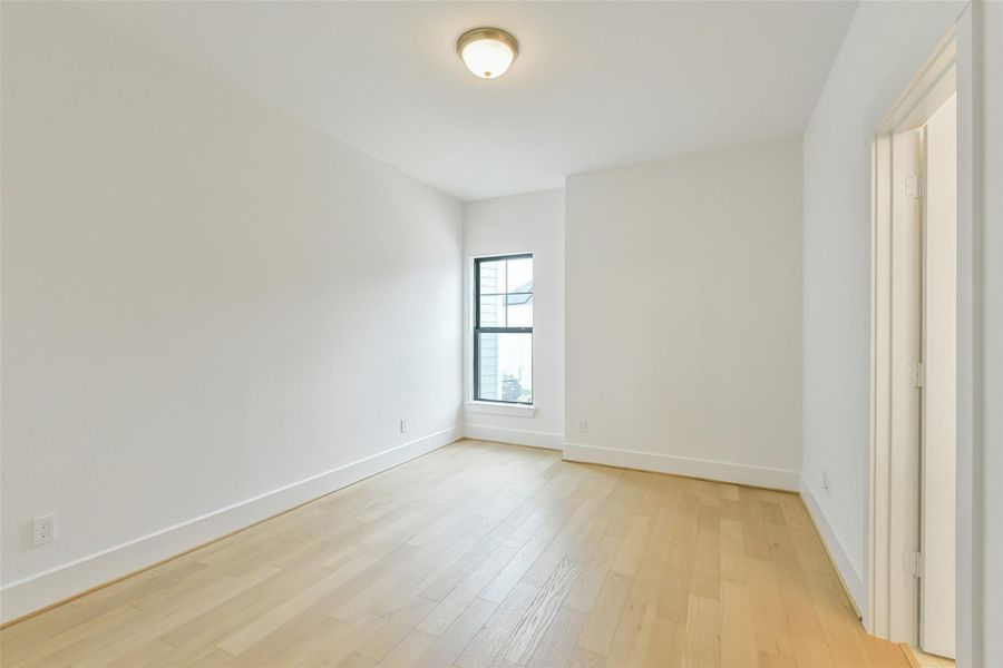 Spacious, unfurnished interior of a new home in Timbergrove Trails, Houston (Image 17).