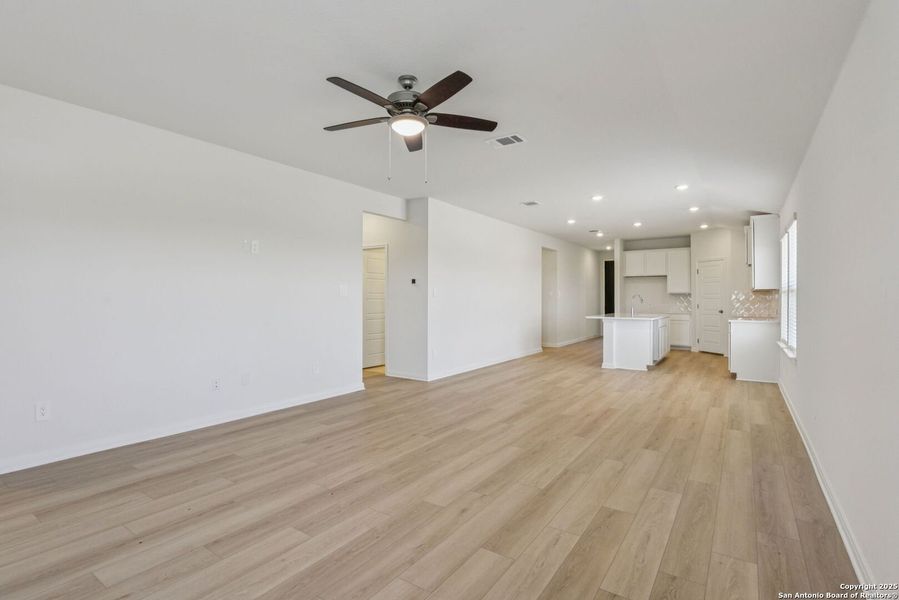 Spacious, unfurnished interior of a new home in Catalina, Converse (Image 43).