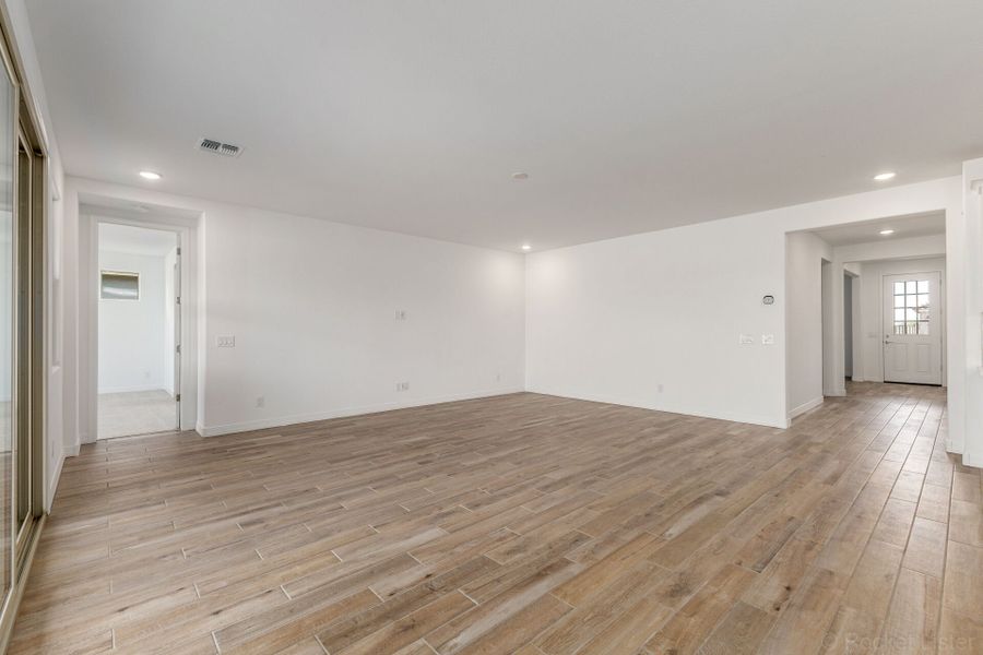 Spacious, unfurnished interior of a new home in Tierra Vistoso, Surprise (Image 6).