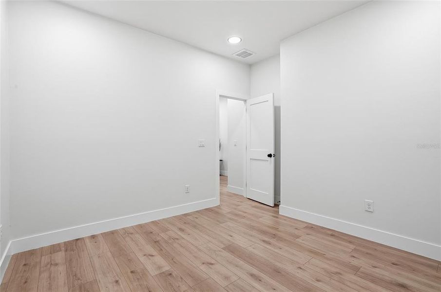 Spacious, unfurnished interior of a new home in , Tampa (Image 20).