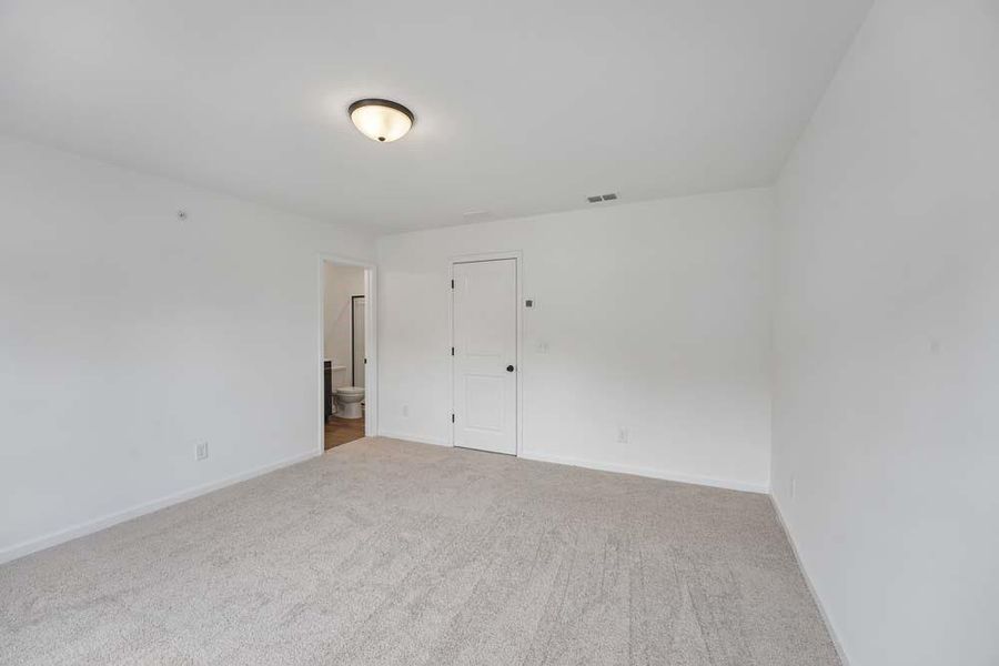 Spacious, unfurnished interior of a new home in Laurelwood, Douglasville (Image 15).