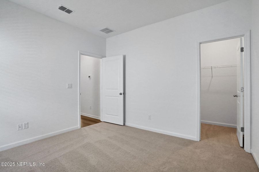 Spacious, unfurnished interior of a new home in Jennings Farm, Middleburg (Image 35).