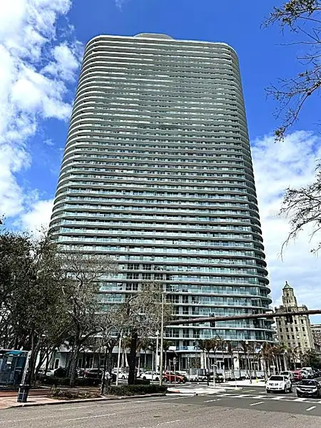 Condo located in St. Petersburg, FL showcasing its design and architecture (Image 4).