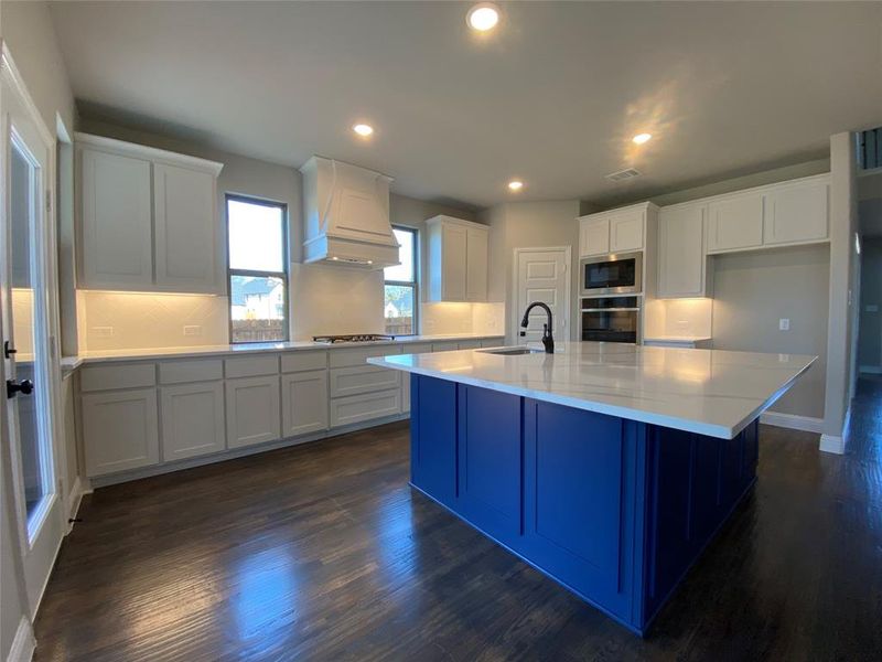 Gourmet kitchen is perfect for cooking & entertianing!