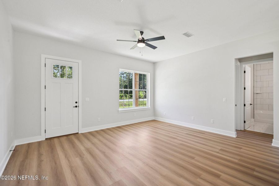 Spacious, unfurnished interior of a new home in , Palatka (Image 12).