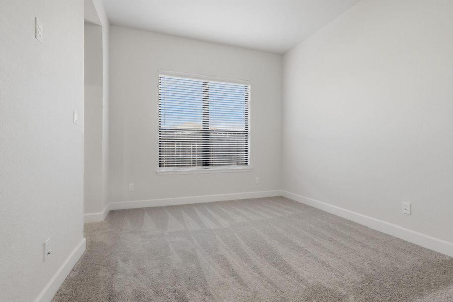 Spacious, unfurnished interior of a new home in Sienna, Missouri City (Image 27).