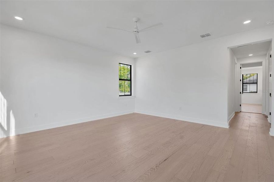 Spacious, unfurnished interior of a new home in , Tampa (Image 38).