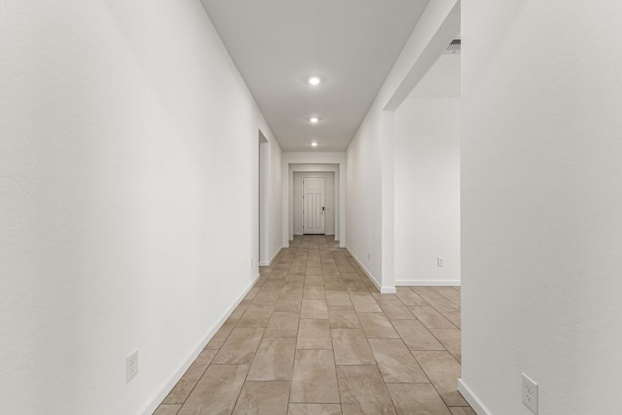 Spacious, unfurnished interior of a new home in Frontera, Surprise (Image 7).