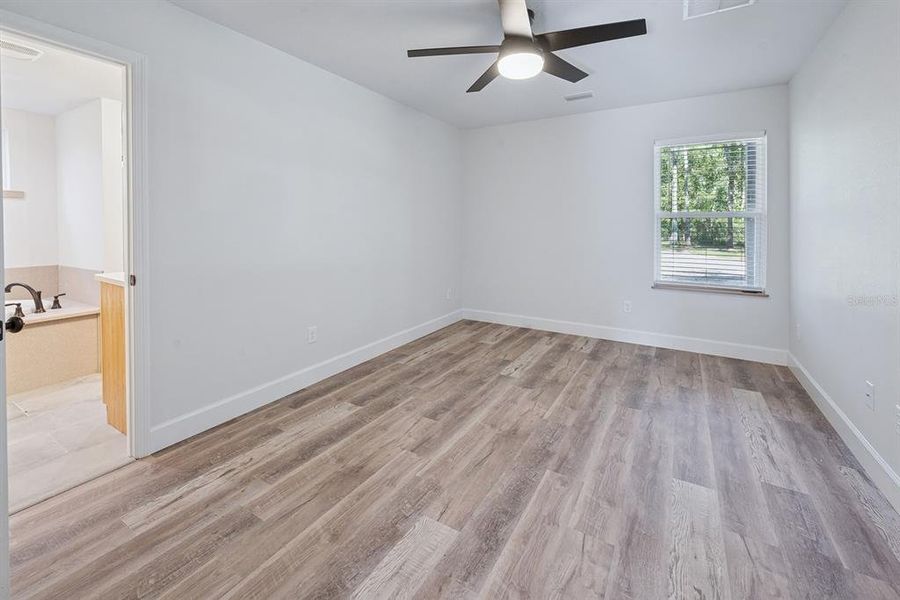 Spacious, unfurnished interior of a new home in , Bell (Image 27).