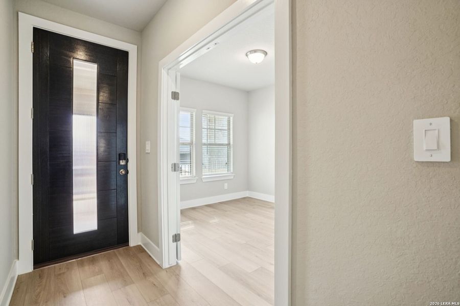 Spacious, unfurnished interior of a new home in Lark Canyon, New Braunfels (Image 35).