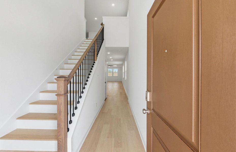 Spacious, unfurnished interior of a new home in Sunfield, Buda (Image 24).