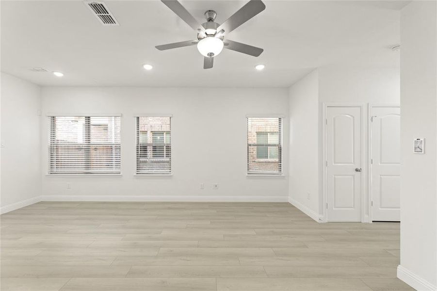 04_1072 Happy Holly, Lavon 04_1072 Happy Holly, Lavon