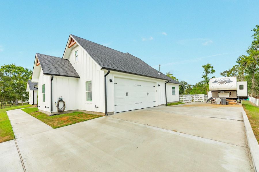 Exterior details and patio area of a home in , Angleton (Image 3).