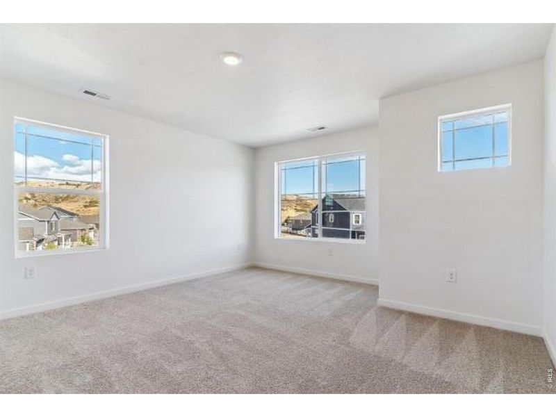 Spacious, unfurnished interior of a new home in Lakeside Canyon, Mead (Image 23).