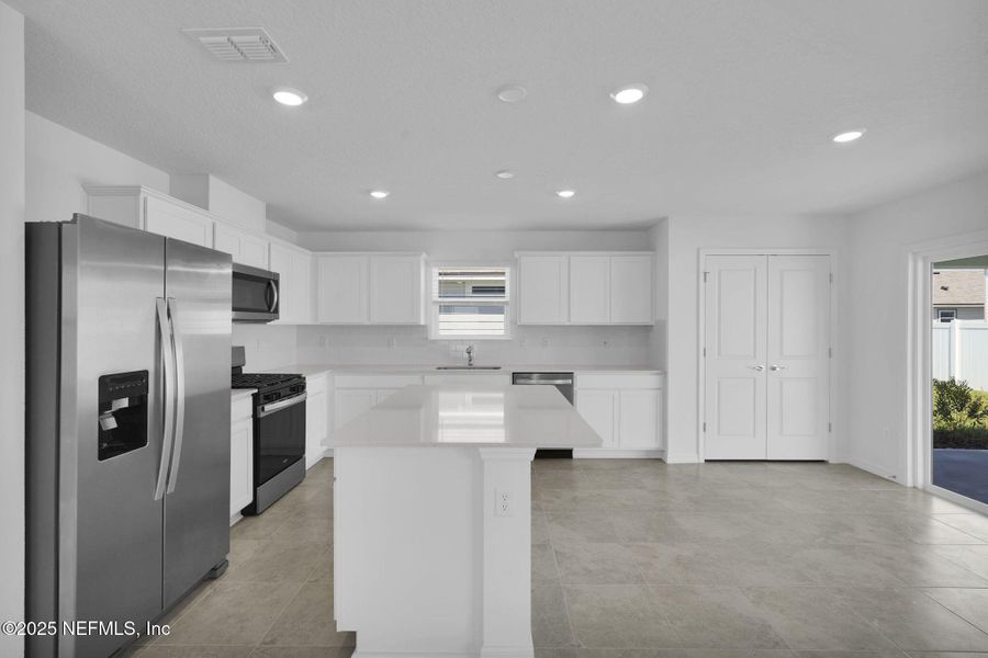 Spacious, unfurnished interior of a new home in Wells Landing, Jacksonville (Image 17).