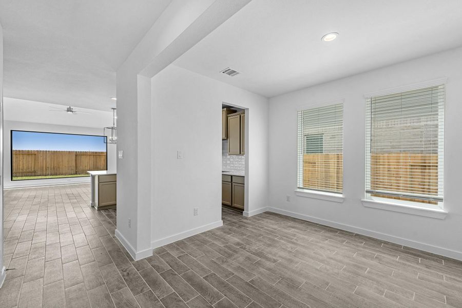 Spacious, unfurnished interior of a new home in Huntington Place, Rosharon (Image 19).