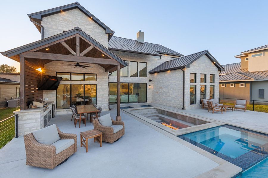 OUTDOOR KITCHEN - FIREPIT - SPA OUTDOOR KITCHEN - FIREPIT - SPA