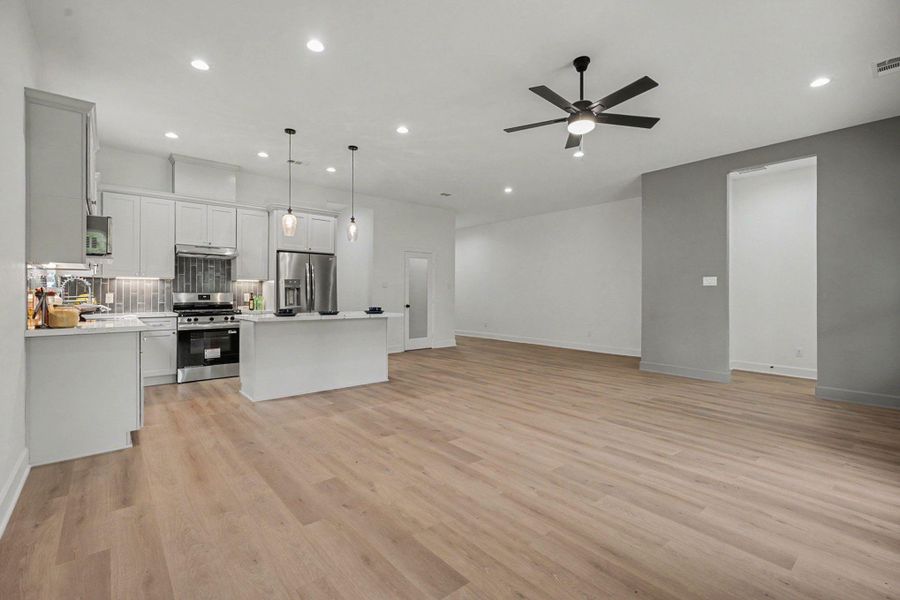 Spacious, unfurnished interior of a new home in , Santa Fe (Image 21). Spacious, unfurnished interior of a new home in , Santa Fe (Image 21).