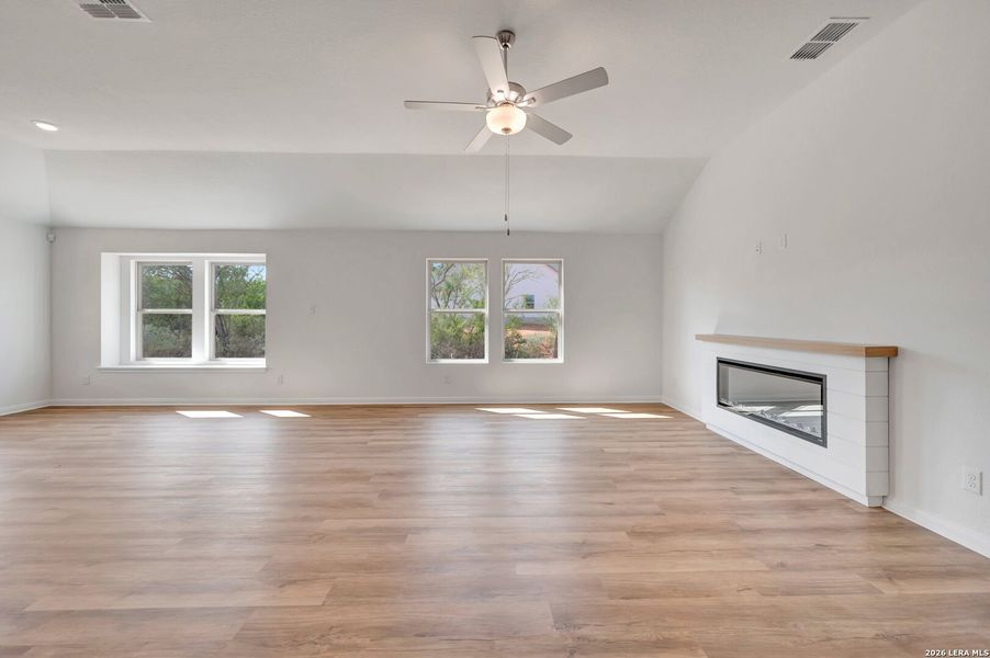 Spacious, unfurnished interior of a new home in Chaparral Ranch, Floresville (Image 30).