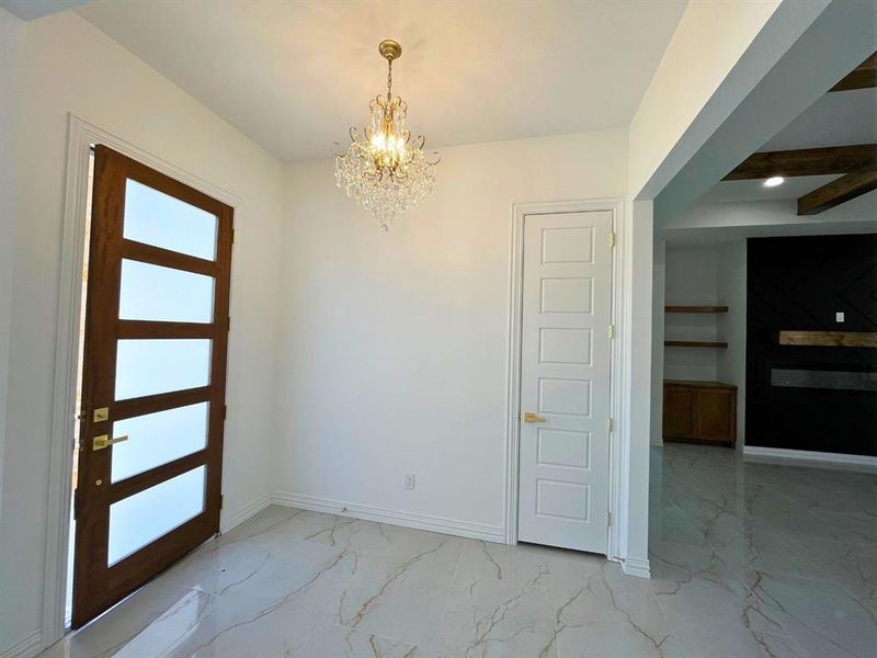 Spacious, unfurnished interior of a new home in , Weatherford (Image 18).