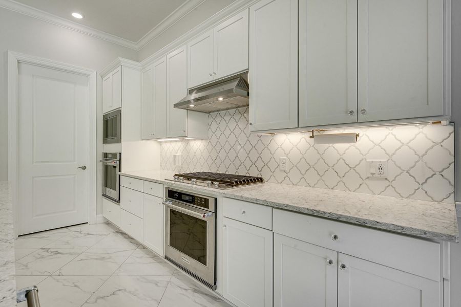 GAS RANGE - MARBLE MOSAIC BACKSPLASH