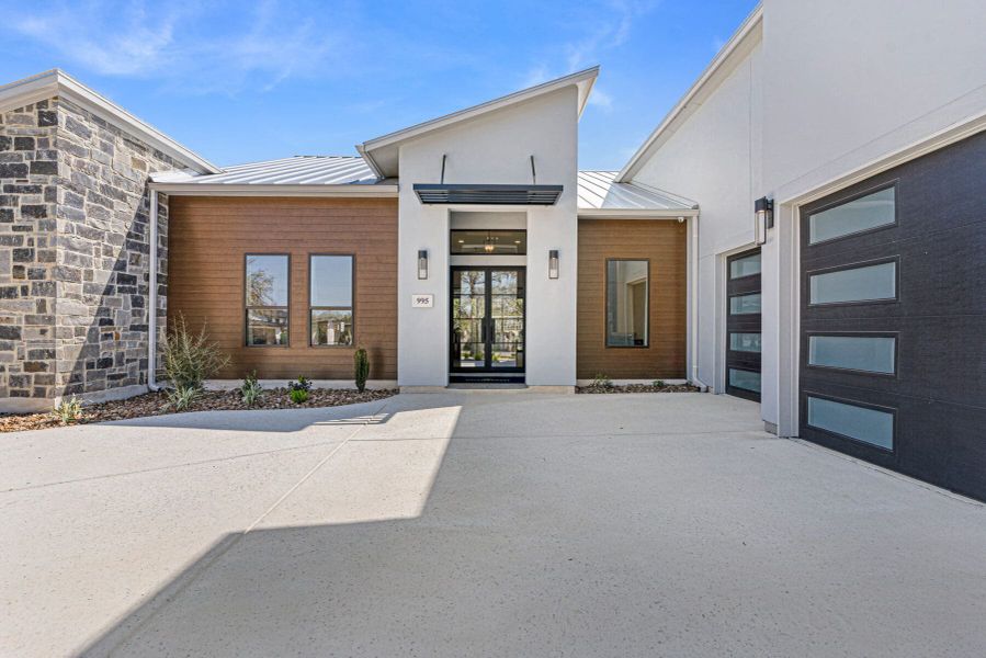 Exterior details and patio area of a home in Belle Oaks, Bulverde (Image 3).