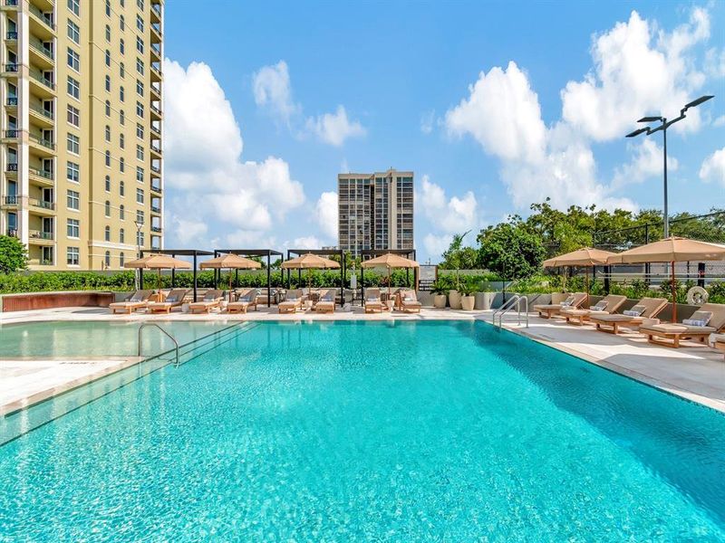 Condo located in Tampa, FL showcasing its design and architecture (Image 32).