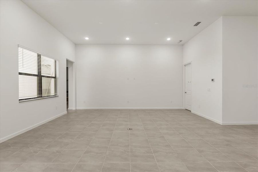Spacious, unfurnished interior of a new home in , Orlando (Image 34).