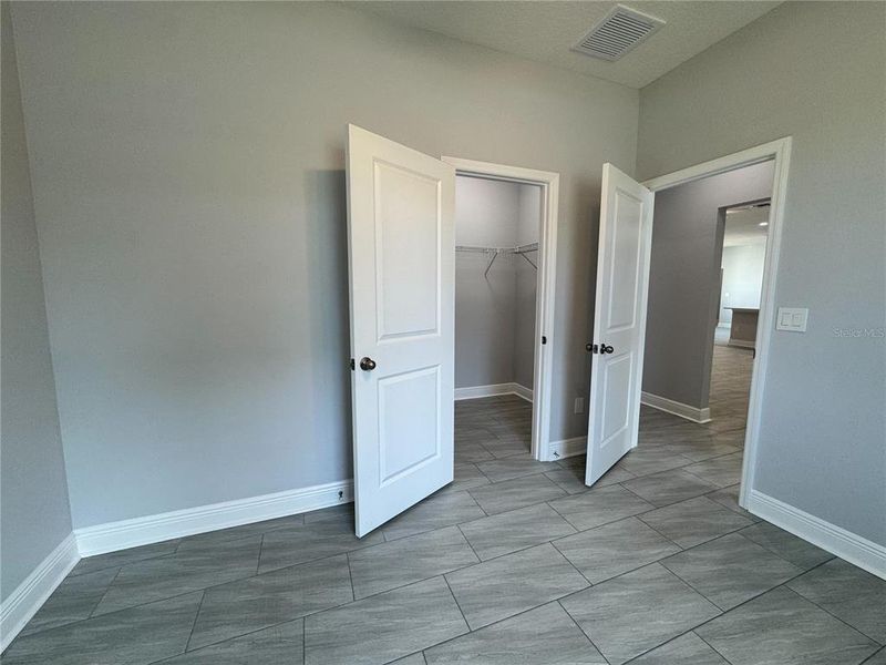 Spacious, unfurnished interior of a new home in , Dade City (Image 34).