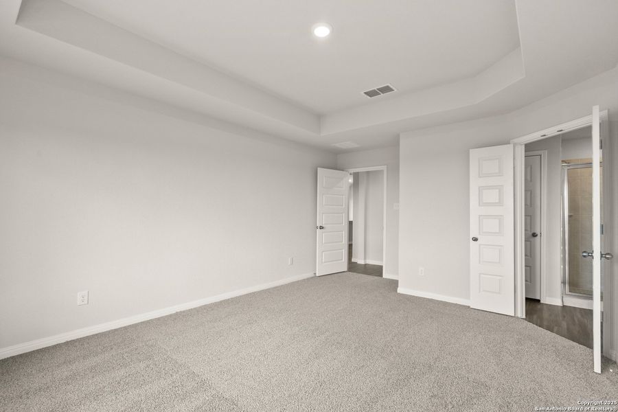 Spacious, unfurnished interior of a new home in Hunters Ranch, San Antonio (Image 26).