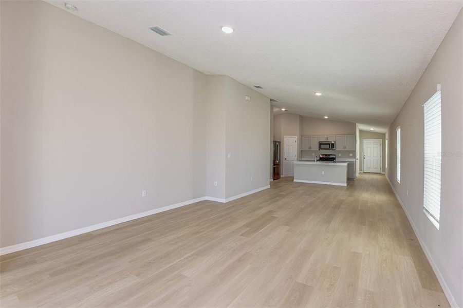 Spacious, unfurnished interior of a new home in Scenic Terrace, Lake Hamilton (Image 8).