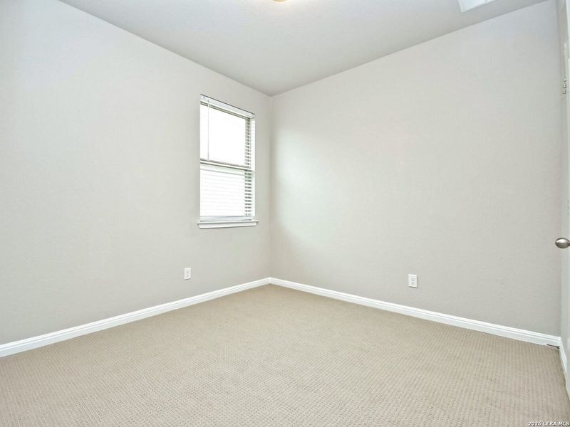 Spacious, unfurnished interior of a new home in Thomas Pond, San Antonio (Image 14).