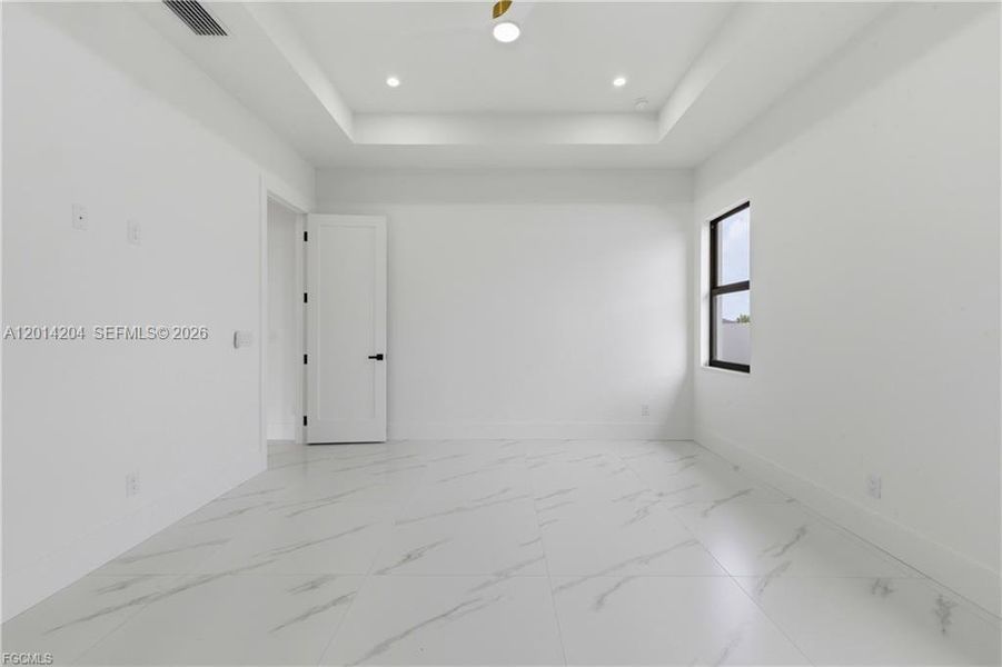Spacious, unfurnished interior of a new home in , Cape Coral (Image 25).