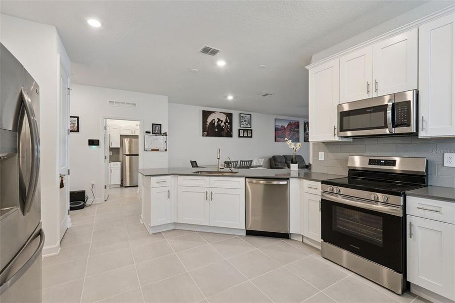 Furnished interior view inside a new home in Tohoqua, Kissimmee (Image 12). Furnished interior view inside a new home in Tohoqua, Kissimmee (Image 12).
