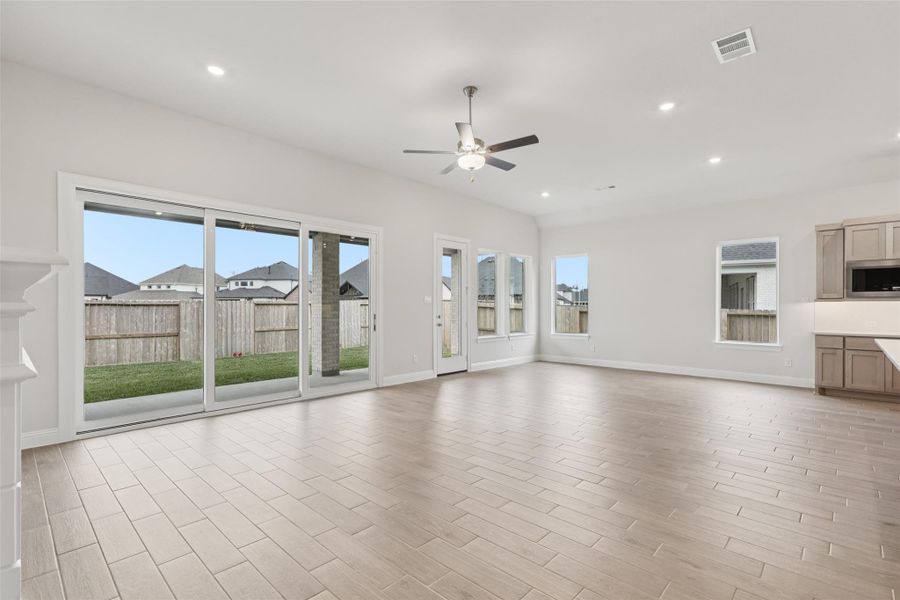 Spacious, unfurnished interior of a new home in Sienna 65', Missouri City (Image 36).