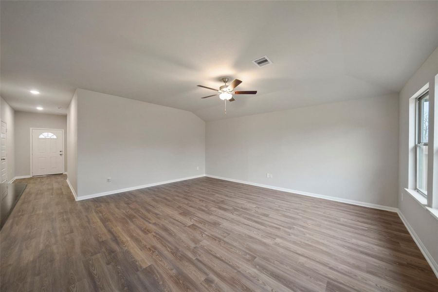 Spacious, unfurnished interior of a new home in Lexington Heights, Willis (Image 17).