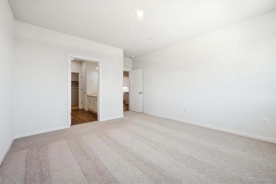 Spacious, unfurnished interior of a new home in Grand Vue at Interlocken, Broomfield (Image 6).