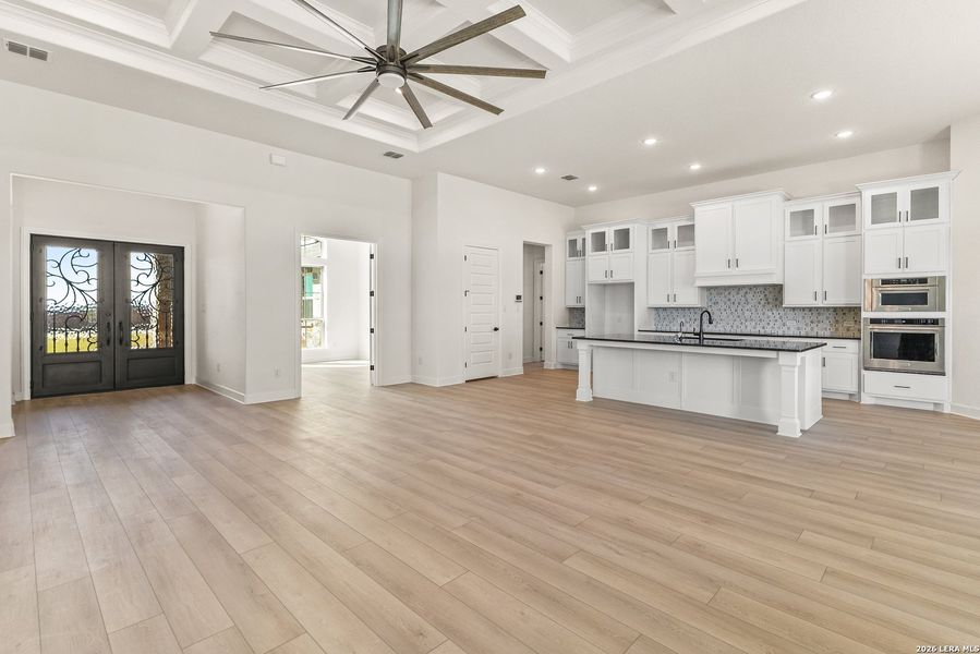Spacious, unfurnished interior of a new home in Potranco Acres, Castroville (Image 8).