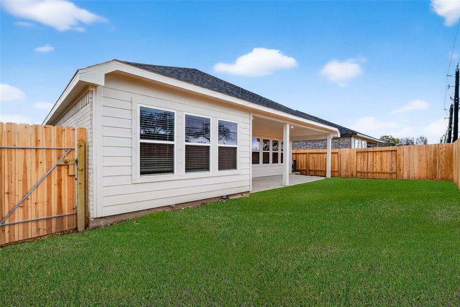 Exterior details and patio area of a home in Rollingbrook Estates, Baytown (Image 27). Exterior details and patio area of a home in Rollingbrook Estates, Baytown (Image 27).